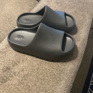 Youth Yeezys Onyx Slide